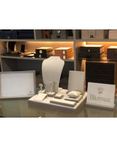 Conjunto de Expositores, Placa com Bordado e Bandeja de Atendimento
