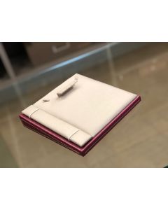 1 Porta Colar inclinado com Elástico para Pulseira em Couro Lezard Bordaux e Camurça Frejá. 