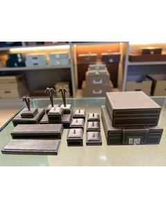 Conjunto de Expositores - Base Couro LN Café - Topo Veludo Cookie - Porta Joias - 17x17x7 e 20x20x7 - Externo Couro LN Café - Interno Camurça Tostini